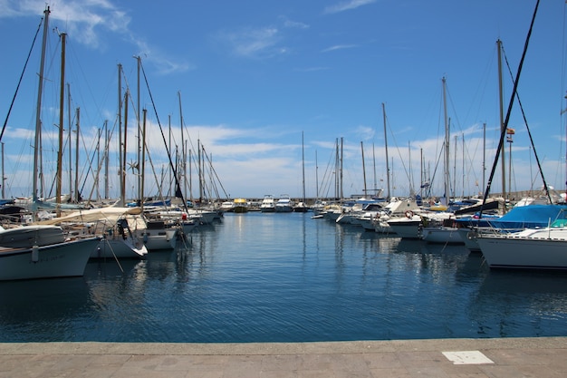 Barcos privados estacionados en el puerto bajo el cielo azul puro