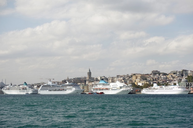 Foto gratuita barcos en un puerto marítimo