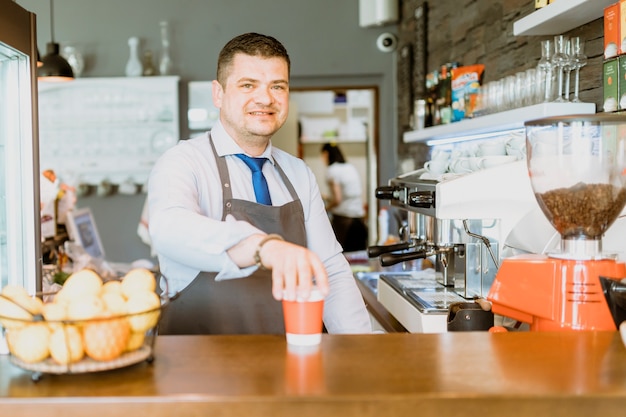 Barista con café para llevar