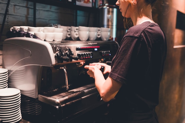 Barista de la cosecha que prepara el café