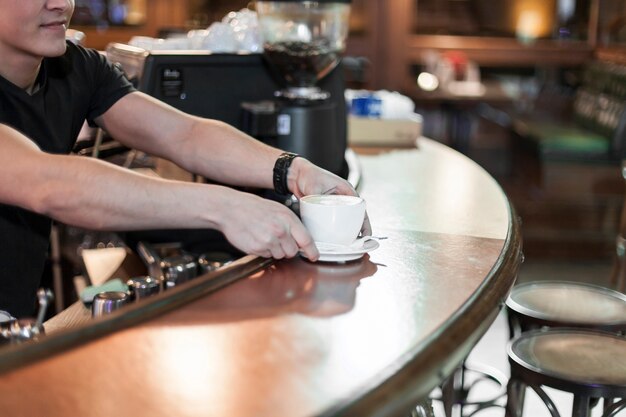 Barista de la cosecha que sirve el café