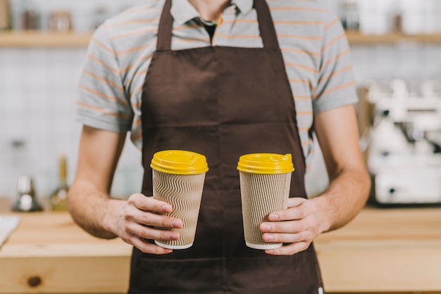 Barista de cultivo con bebidas calientes