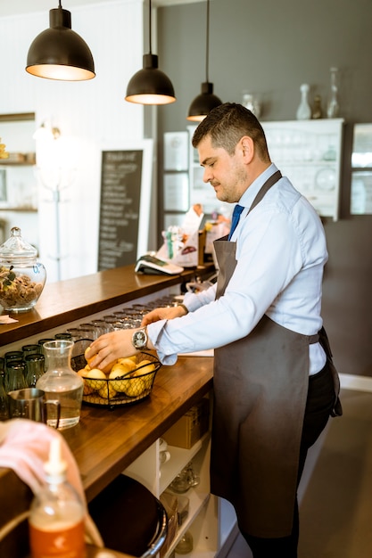 Barista con frutas