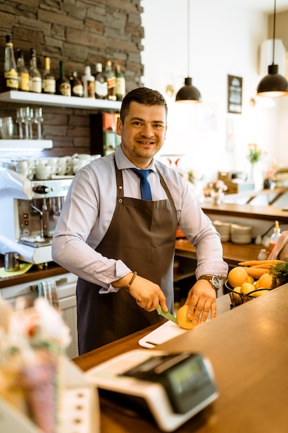 Barista con frutas