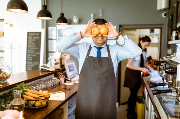 Barista con frutas