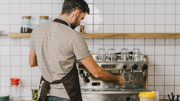 Barista haciendo café