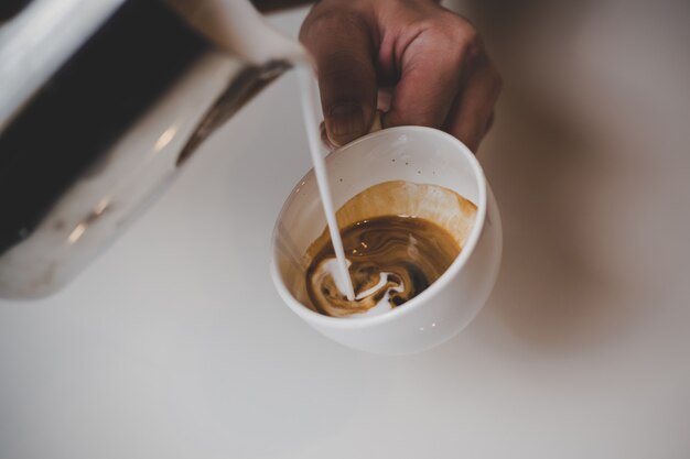 Barista haciendo capuchino.