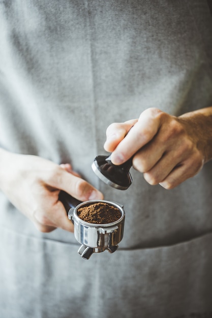 Barista listo para hacer espresso clásico.