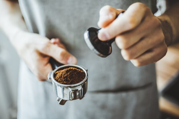 Barista listo para hacer espresso clásico