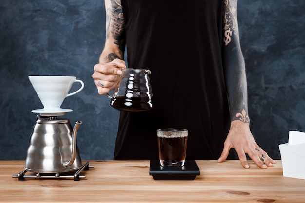 Barista macho elaborando café