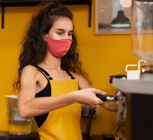 Barista con una máscara médica