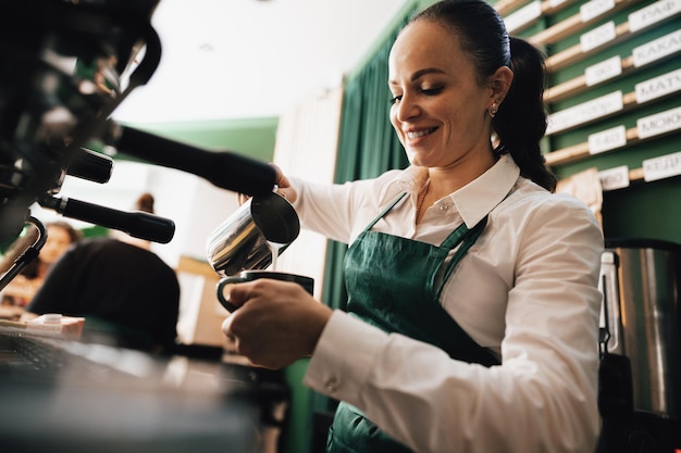 Barista mujer caucásica en el trabajo haciendo café