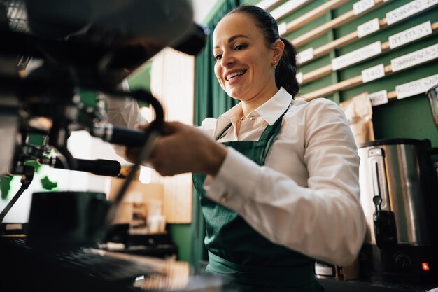 Barista mujer caucásica en el trabajo haciendo café