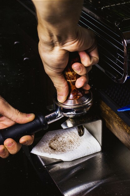 Barista prepara café