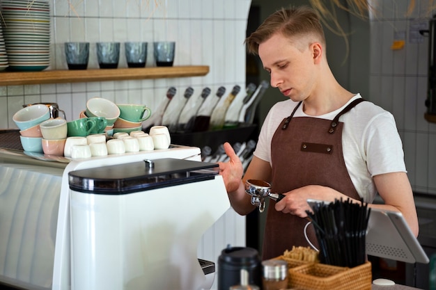 Barista preparando bebida