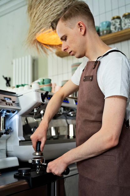 Foto gratuita barista preparando bebida