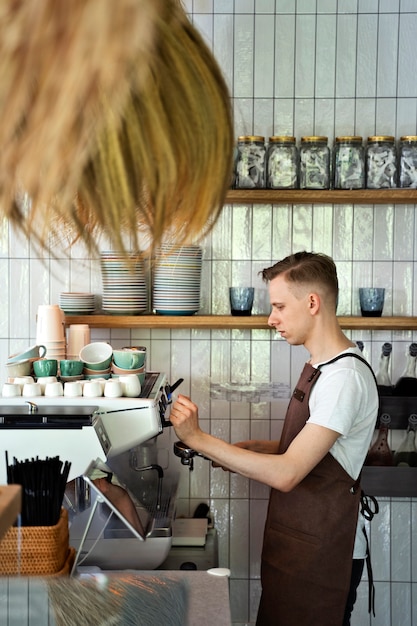 Foto gratuita barista preparando bebida