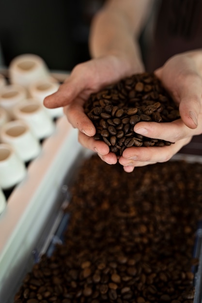 Foto gratuita barista preparando bebida