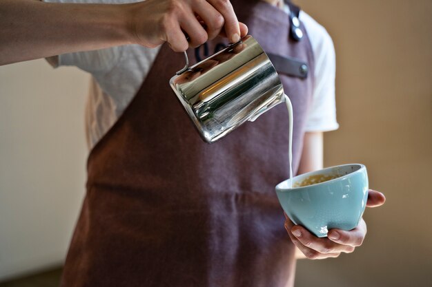 Barista preparando bebida