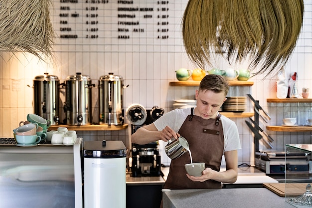 Barista preparando bebida