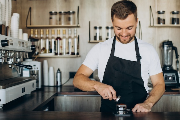 Barista preparando café en una cafetería.