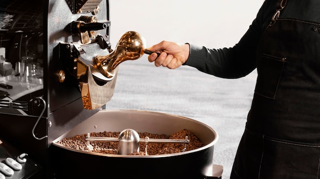 Foto gratuita barista de primer plano con granos de café