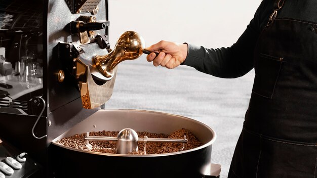 Barista de primer plano con granos de café