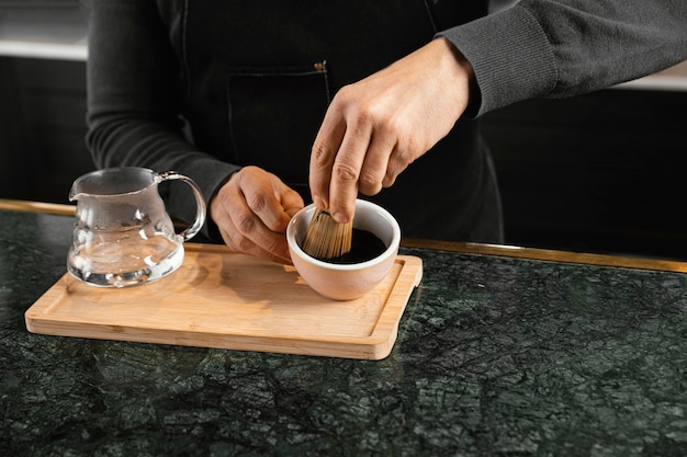 Barista de primer plano preparando café