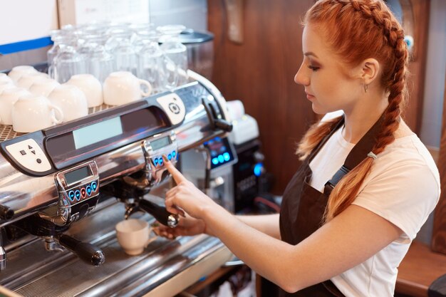 Barista profesional durante el trabajo en el café