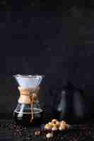 Foto gratuita barista sirviendo café con chemex