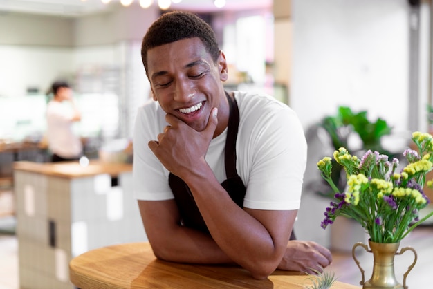 Barista sonriente de plano medio