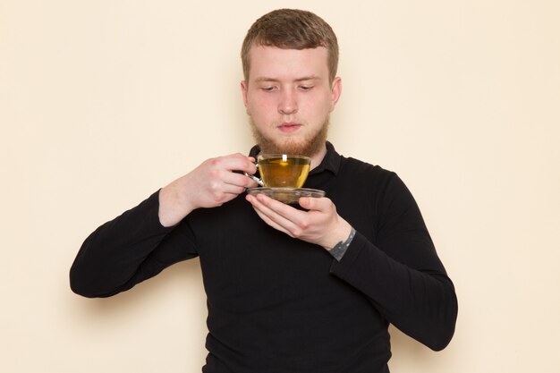 barista sosteniendo una taza caliente de té verde