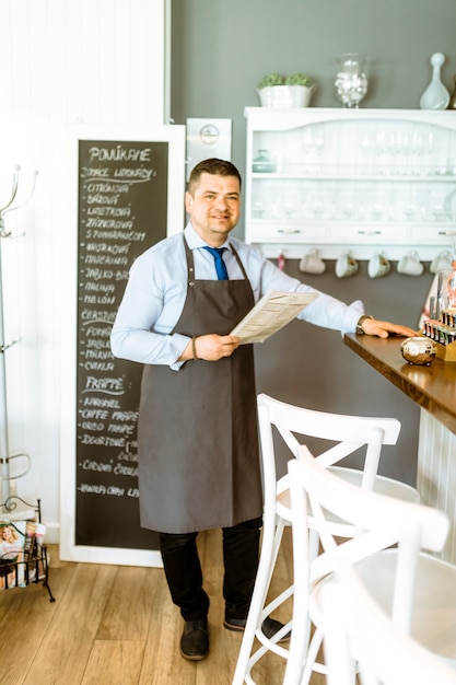 Barista sujetando menú