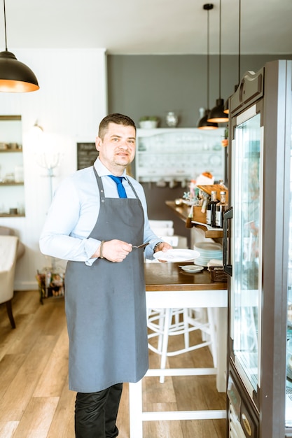 Barista sujetando plato