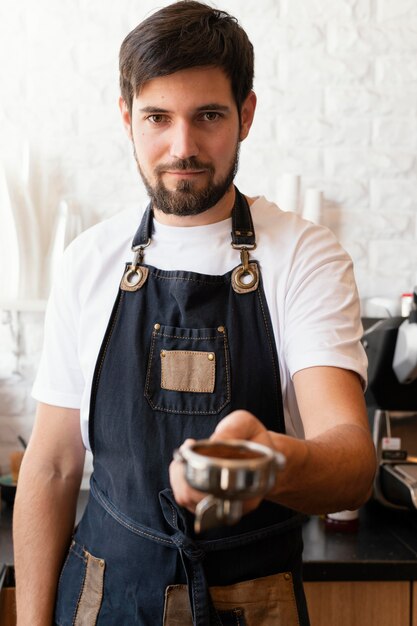 Barista de tiro medio en el trabajo