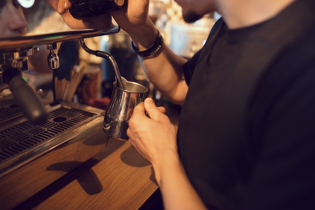 Barista en el trabajo en una cafetería.