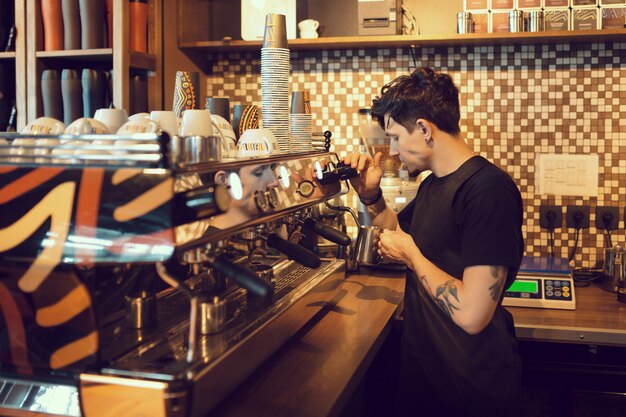 Barista en el trabajo en una cafetería.