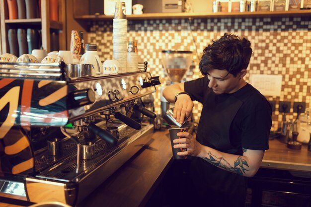 Barista en el trabajo en una cafetería.