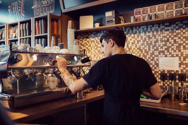 Foto gratuita barista en el trabajo en una cafetería.