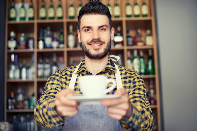 Foto gratuita barista vendiendo el mejor café de la ciudad.