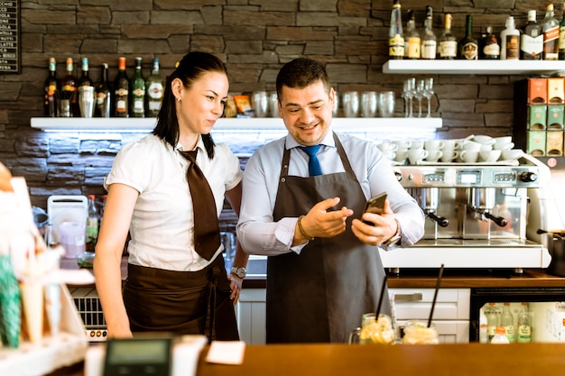 Foto gratuita baristas con smartphone