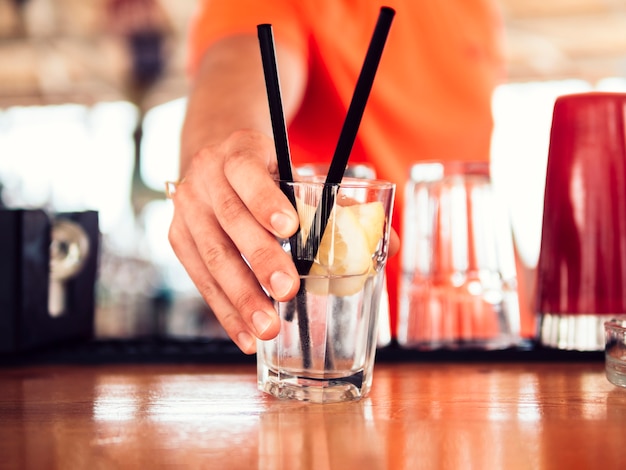 Barkeeper dando limonada fría