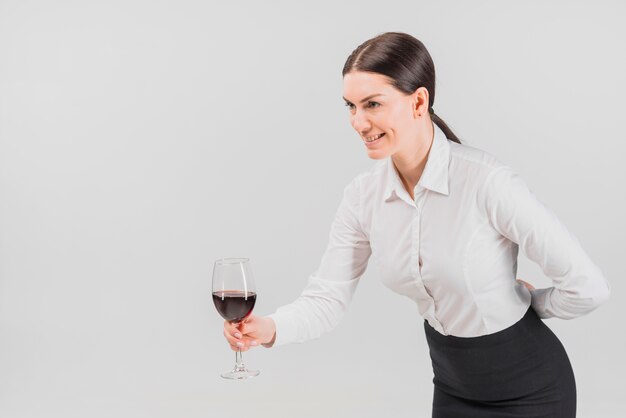 Barkeeper ofreciendo una copa de vino.