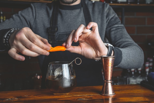 Barman con un cóctel