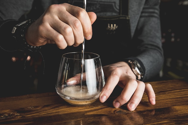 Barman con un cóctel