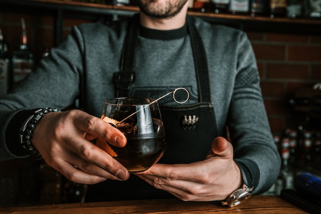 Barman con un cóctel