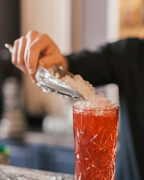 Barman preparando un coctel refrescante