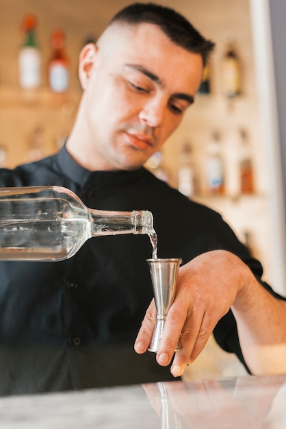 Barman preparando un coctel refrescante