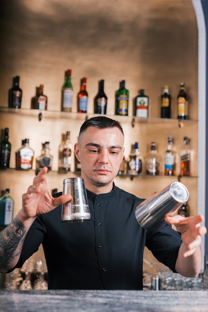 Foto gratuita barman preparando un coctel refrescante