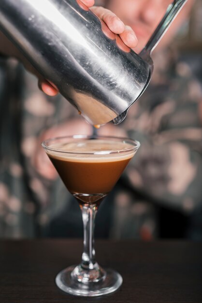 Barman preparando un coctel refrescante